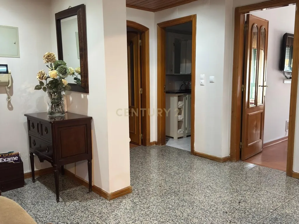 T4 com uma área de 150 m2 localizado em Massamá - Image 5